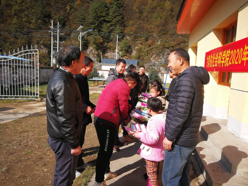 05 村小学慰问2222.jpg