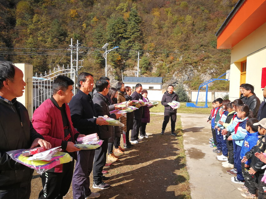 04 村小学慰问11111.jpg