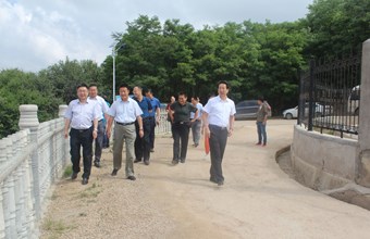 积极贯彻落实全省脱贫攻坚推进大会精神，院党委行动迅速，主动深入院帮扶村开展扶贫再调研工作