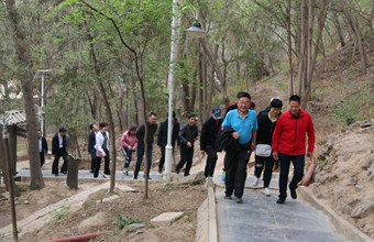 省社科院举办“庆五一迎五四创文明”登山活动